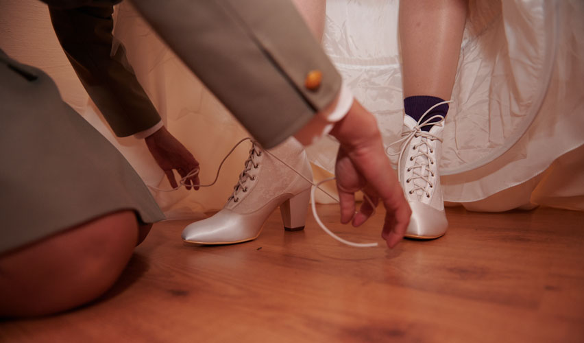 Habillage de la mariée, laçage des chaussures